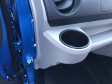 運転席・助手席ドリンクホルダー。近くて便利。エアコンの風でほんの少し温度をkeepも