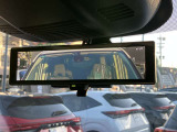 【インテリジェントルームミラー】車両後方のカメラ映像がミラー(液晶画面)に写るので、後席の人や荷物が写りこみません。夜間や悪天候でも視界が良好です♪