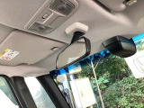 ルームミラーの前にシティブレーキアクティブシステム(低速域衝突軽減ブレーキ、誤発進抑制機能)のセンサーが、ピラーにはサイドカーテンエアバッグが付いたあんしんパッケージです。