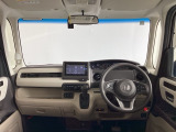 運転席は、大きな座面と包み込むような背もたれがドライバーの身体全体をしっかり支えます。上質なシート素材と座り心地のよいクッションを採用し、長時間の運転やコーナーの多い道も快適です