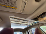 【パノラマルーフ】大型のガラスルーフ搭載で車内の解放感が一気にアップ!開放的なドライブをお楽しみいただけます。