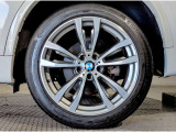BMWの純正アロイホイールは軽量かつ強度にも優れているホイールで走行性能を引き上げる設計になっております。足元にもBMWは妥協がなくこだわっている個所になります。
