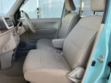 明るい色合いのシートが車内をやさしい雰囲気にまとめ、ゆったりと座れる形状も魅力です。運転席まわりは前方を見渡しやすく、乗り降りもしやすい開口部です。