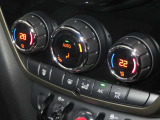 【Wエアコン】運転席と助手席別々の温度調整が可能!