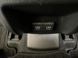 【後席用USBチャージャー】後ろに乗車される方にうれしい装備!使いやすい位置に装備されております♪