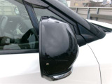 運転席側アウターミラーにキズがあります。
