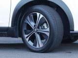 純正の17インチアルミホイールに「205/55R17 91V」タイヤを装着。