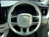 ステアリングホイールにはヒーター機能も付いており寒い日でも運転に集中していただけます。また左右のスイッチではアダプティブクルーズコントロールやナビゲーションコントロール、音声認識がお使いいただけます。