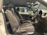 長距離をハイスピードで移動するドイツ車らしく、硬めのウレタンで骨盤をガッチリ支えるシートです。クッションのへたりや過度な沈み込みはありません。