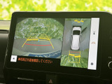 後方映像に加えて車両を上から見た表示も確認でき、駐車時の周囲把握をサポートします。ガイド線も表示されるため、車庫入れや駐車位置の調整に役立ちます。