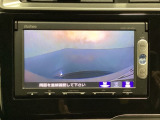ギヤをR(バック)に入れるとナビの画面に後ろの映像が映るリアカメラ付です。後退時、コンディションが悪い視界でもカラーバックモニターがドライバーをサポートします。