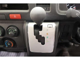 ★パネルシフトレバーは運転席より手が届きやすくて操作のしやすいシフトレバー。室内スペース確保にも配慮されてますよね!