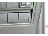 オートマチックハイビームとは、先行車や対向車のライトを認識し、ハイビームとロービームを自動で切り替える機能です。夜道の視界を確保します。詳細は販売店スタッフまでおたずねください。