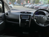 すっきりした運転席周りにはナビやエアコンの操作パネルを設置しておりますので、お一人での運転でもご安心できます。