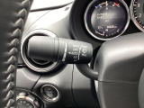 レバーをAUTOの位置にしているとき、レインセンサーが雨を感知すると、雨量に応じてワイパーが自動で作動してくれるオートワイパーを装備!設定変更で非作動にすると、間欠作動に固定されます。