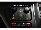 運転席と助手席の温度設定の変更が可能な左右独立タイプのデュアルエアコンです♪♪♪暑がりな人・寒がりな人も誰もが車内を快適にお過ごしいただけます♪♪♪