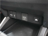 ◆USBチャージャー、12Vの電源ソケット◆使いやすい場所に装備されています。