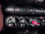 MINIの運転席操作部は、中央に構えるディスプレイが最大の特徴です。航空機を思わせるトグルスイッチなど、直感的で遊び心のあるメカニカルな操作感が、ゴーカートのような走りの高揚感を高めます。