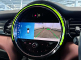 インパネ中央のアイコニックなディスプレイに映し出されるのが最大の特徴です。現行モデルでは高精細な有機EL(OLED)を採用し、タッチや音声で直感的に操作できます。