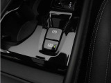 軽いタッチの電気式サイドブレーキとオートサイドブレーキが装備されます。