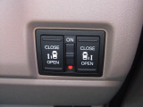 狭い駐車場や壁際でもドアをぶつける心配が少なく開けられる両側スライドドアです。両側共に電動で、開閉操作も楽々です!