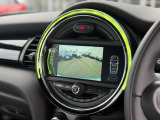 後方の映像を車載画面に表示するバックカメラ。駐車や車庫入れをサポートし、ガイドラインで距離や角度を確認でき、安全でスムーズな運転を助けます。