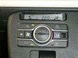 オートエアコンで快適な車内温度をキープ。