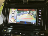 後方の映像に加え、車両周辺を見渡す表示も確認でき、駐車時の周囲確認をサポートします。画面上のガイドも目安にできるため、車庫入れや狭い場所での切り返しに役立ちます。