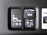 車いすの乗り入れ操作はスイッチ&リモコンでラクラク行えます!電動の安定した作動で車いすの方も安心です♪