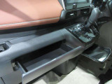 インストスライドボックス ティッシュボックスがまるまる一つ入るボックスです運転席からも開け閉め可能です