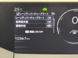 レーンディパーチャーアラート付です。ウインカーを出さずに車線を逸脱しようとすると、ブザーとディスプレイで注意喚起し、ステアリング制御が作動しドライバーに車線逸脱防止を促してくれます。