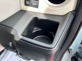 運転席ハンドルの右側にもドリンクホルダーがございます!お飲み物だけではなく、携帯電話なども置けますね♪