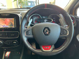 「トロフィー」のステアリングギア比は、「シャシーカップ」の14.5から13.2に変更されており、よりクイックなハンドリングを味わうことができる。