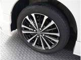 かっこいいホイールですね。 車のイメージを大きく左右するホイール部分はコダワリを持ちたいですね。
