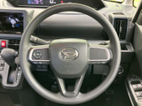 手元に各種スイッチがまとまり、運転姿勢を保ったまま必要な操作へ移りやすい配置です。日々の移動から遠出まで、扱いやすさに配慮された装備としてご活用いただけます。