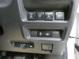 オートマチックハイビームとは、先行車や対向車のライトを認識し、ハイビームとロービームを自動で切り替える機能です。夜道の視界を確保します。詳細は販売店スタッフまでおたずねください。