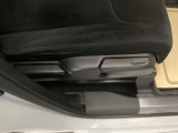 【シートレバー】ただ座るだけじゃない、運転のしやすさを決める大事なスイッチ。視界を広げたり、腰への負担を減らしたり。体型に合わせてジャストフィットさせるこの瞬間、さあ走るぞって気合が入ります。