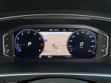 【Digital Cockpit Pro】基本の速度計とタコメーターの表示に加え、中央にドライビングデータやマップなどを少ない視線移動で視認できます。