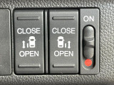 【両側パワースライドドア】スマートキーや運転席のスイッチで後席両側スライドドアの開閉が可能♪電動だから力を入れてドアを開ける必要が無く、小さなお子様でも簡単に開け閉めでき快適です♪