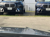 【ヘッドアップディスプレイ】現在の車速表示や目的地へのルート案内やメディア関連のリストを表示する事が可能です。視線移動を減らす事によりドライブに集中して頂けます。