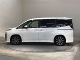 広々とした車内空間に優れた燃費性能。更にデザインも上質で人気のお車です!