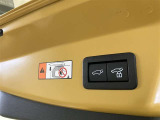 パワーバックドアは荷物の出し入れがしやすい優れもの!スイッチひとつで重たいバックドアが締まります!日用品の大量買い出しにも大活躍!