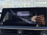 停車中に映像やテレビを楽しめる画面を備え、休憩時間など車内で過ごすひとときに活用できます。見やすい大画面で、目的地に着いた後もお好みの映像をゆっくりお楽しみいただけます。