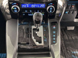 電動パーキングでホールド機能が有り信号待ちでのパーキング操作が自動で行えます。