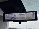 インテリジェントルームミラー搭載で、車の後方に設置されたカメラ映像を映し出してシートバックやヘッドレスト、同乗者に視界が遮られることがなく視認性が非常に良いです