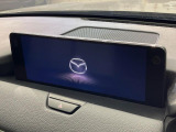 【12.3インチマツダコネクト】車内の雰囲気にマッチした大型ディスプレイ。スマホ接続でのナビ使用やBluetooth再生等、様々な機能が楽しめます。直感的なダイヤル操作が可能で、使い勝手も良好です。