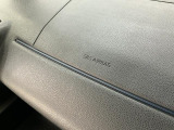 【助手席エアバッグ】SRSエアバッグとはシートベルトの働きを補助して衝突した時に乗員の衝撃を軽減するシートベルト併用式エアバッグ。前面衝突時に瞬時に膨らみ、頭部と胸部の衝撃を軽減します。
