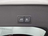 両手がふさがるほどの荷物があるとき、とても便利なオートマチックテールゲートが装備されております。