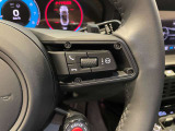 ステアリング右側の操作スイッチ。スポーツカーらしいコックピットの雰囲気を感じられる細かなポイントです。