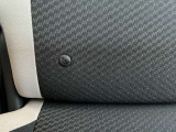 シートベルトを使わずチャイルドシートとクルマの固定金具を連結するだけのカンタンでガッチリ固定できるISOFIXがございます!